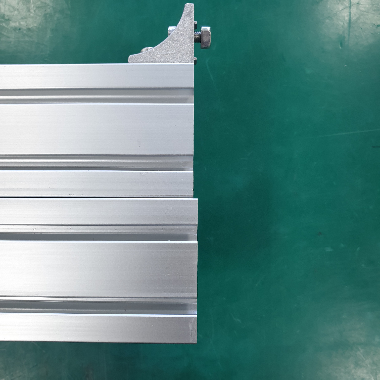 상판 치수 차이를 확인하는 실측 이미지