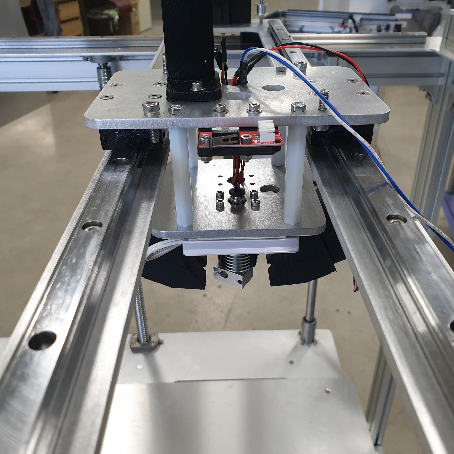 Core-700 헤드 상부 구조와 센서 및 배선 구성