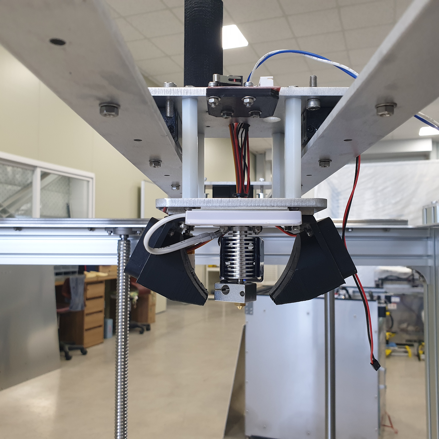 Core-700 헤드 장착 상태 정면 이미지